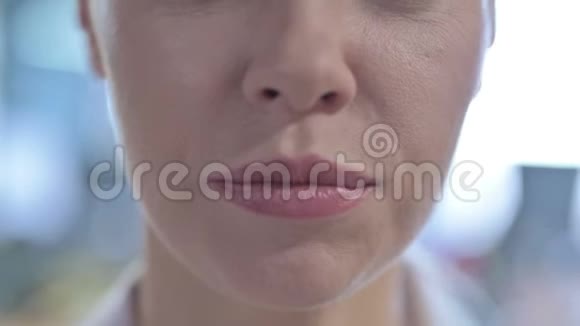 贴紧有牙痛的年轻女子脸视频的预览图