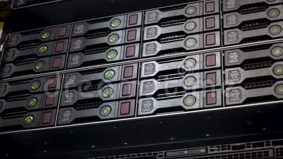 服务器硬盘机架数据服务器充满工作硬盘与绿色指标视频的预览图