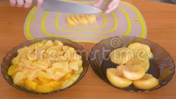 把桃子切成两半放进盘子里视频的预览图