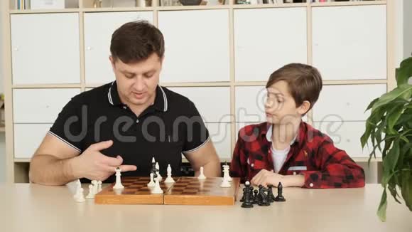 十几岁的儿子正在嘲笑他的父亲说他在棋局中慢动作视频的预览图