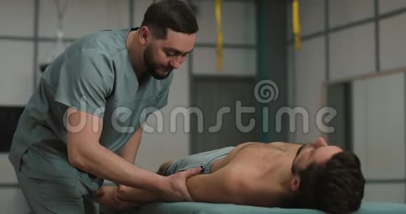 理疗师在人的手臂上做治疗替代药物治疗和病人康复视频的预览图