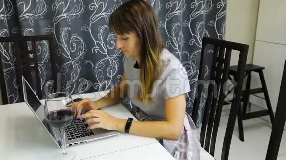 一个穿晚礼服的女孩在笔记本电脑上打印报告视频的预览图