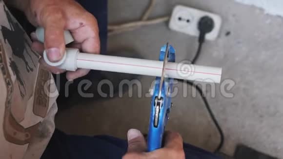 剪刀剪塑料管收口用剪管器剪刀将手握住并切割管道视频的预览图