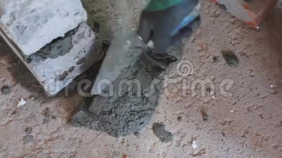 建筑工人放水泥使用水泥用混凝土水泥砂浆浇筑家庭建设手拿铲子砌砖视频的预览图