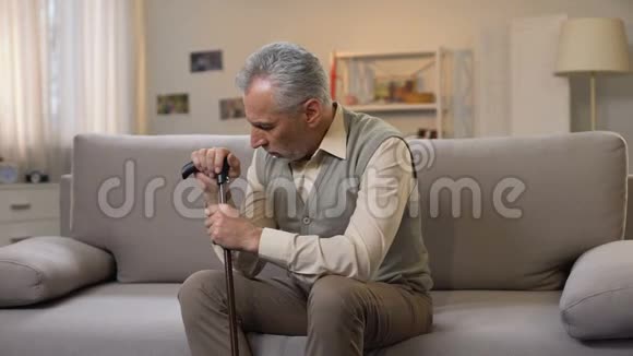 悲伤的退休男性寻找镜头痛苦的孤独和抑郁问题视频的预览图