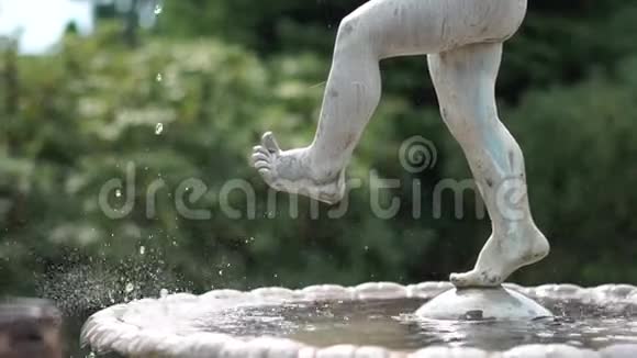 公园里的喷泉环绕着美丽的赤脚雕塑动作缓慢视频的预览图