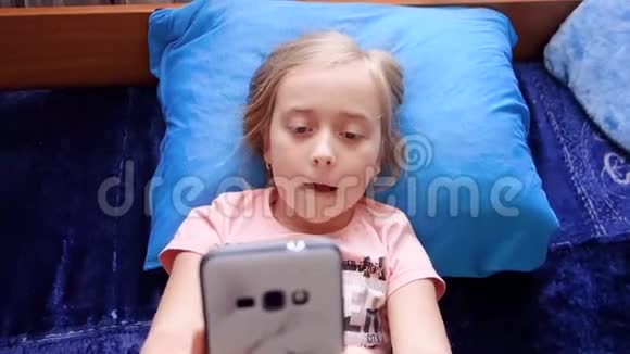 小美丽的女孩打电话在床上唱一首歌视频的预览图