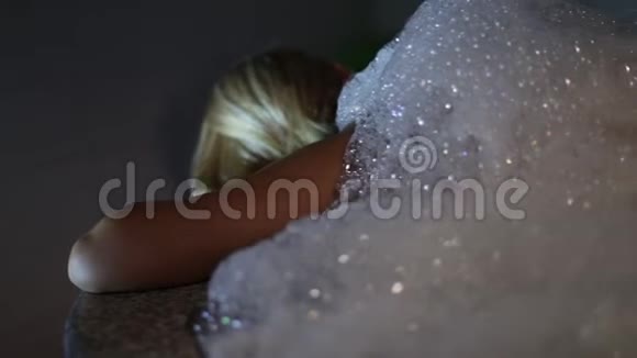 土耳其巴斯哈曼的金发女孩身上流淌着肥皂泡沫视频的预览图