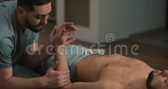 理疗师在人的手臂上做治疗替代药物治疗和病人康复视频的预览图