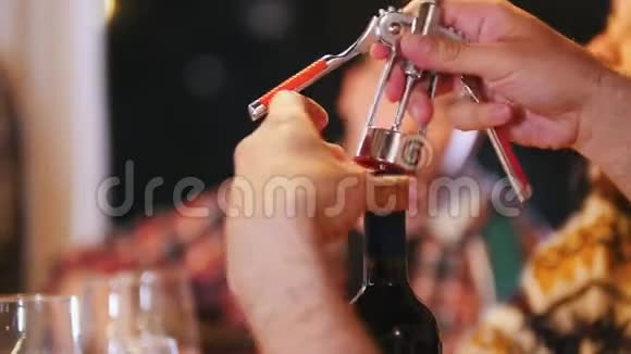男人在餐馆里打开一瓶酒视频的预览图