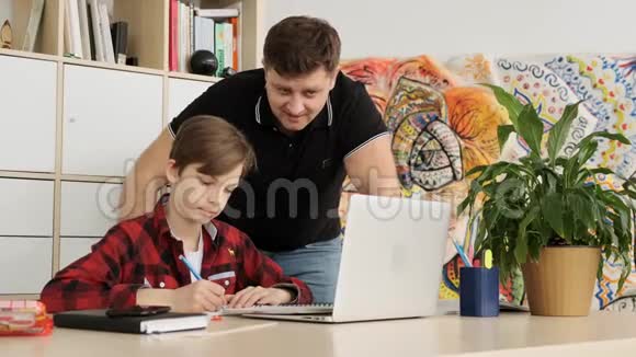 善良的父亲问他的儿子他是否理解笔记本电脑慢动作的答案视频的预览图