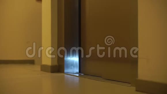 一个人在陀螺仪上离开电梯视频的预览图