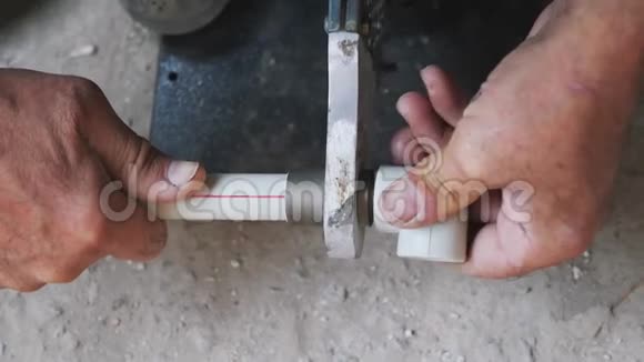 管道工手焊塑料管管用烙铁焊锡焊锡塑胶金属管进行修补建设概念视频的预览图