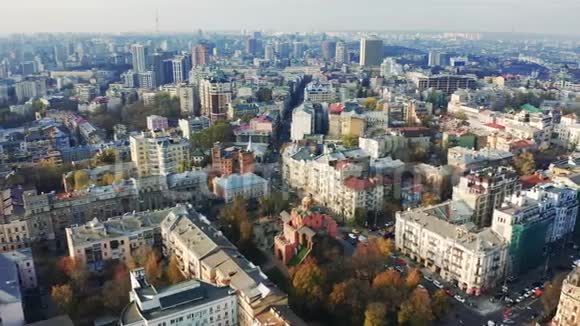 秋天空中无人机在基辅市中心飞来飞去基辅的金门全景射击视频的预览图