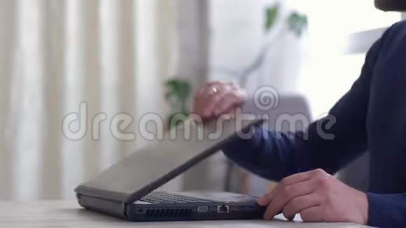 从事互联网工作的商人在电脑键盘上输入文字的自由职业者的男性助手视频的预览图
