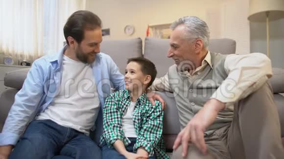 爷爷和爸爸和十几岁的男孩分享经验家庭界限在一起视频的预览图