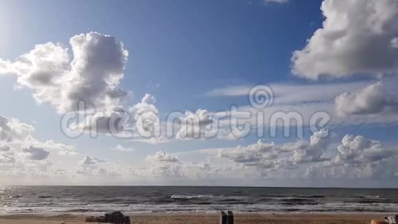 北海和沙滩长达4k蓝天白云不断发展变化天气多变视频的预览图