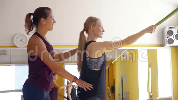 在健身房打吊带锻炼的女性视频的预览图