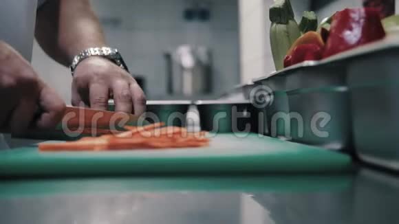 厨师用锋利的刀切胡萝卜视频的预览图