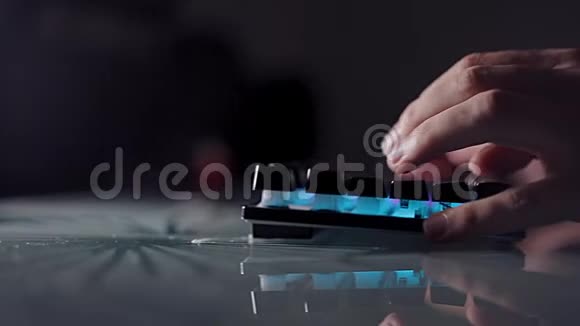 程序员在背光键盘上输入代码开发和黑客攻击男人手视频的预览图
