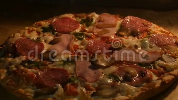 在烤箱中烹饪的美丽美味的披萨意大利比萨与培根意大利腊肠草药和奶酪视频的预览图