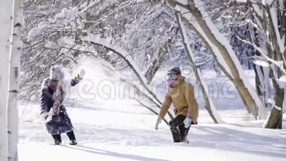 快乐时尚的情侣在阳光明媚的冬日玩雪冬季体育假日关系爱情圣诞节生活方式视频的预览图