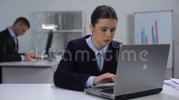 女经理集中在笔记本电脑上发短信工作日在办公室项目视频的预览图