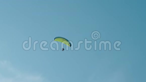 极端滑翔伞在晴朗的蓝天上飞行带降落伞的人在空中转了180圈视频的预览图
