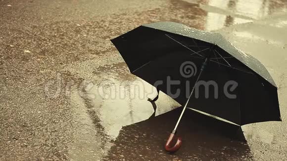 伞雨雪沥青背景高清镜头视频的预览图