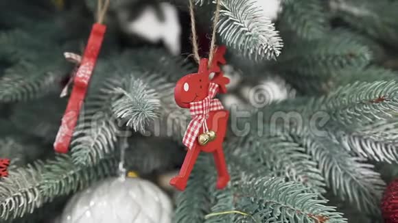 圣诞树上挂满了银色松果和红鹿玩具视频的预览图