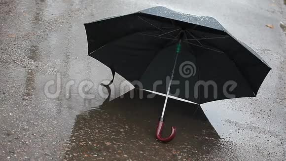 伞雨雪沥青背景高清镜头视频的预览图