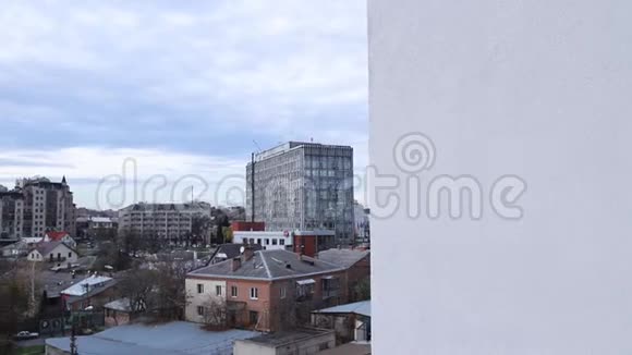 在大城市里用鸟眼建筑工地与无人机视频拍摄新住宅大厦的新房视频的预览图