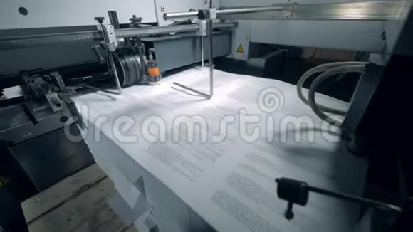 现代机器在印刷线上移动印刷纸张视频的预览图