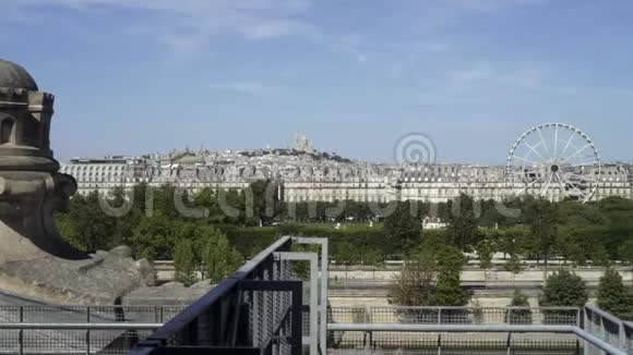 在阳光明媚的一天巴黎的Tuileries花园的全景左至右盘实时建立射击视频的预览图