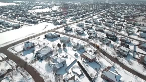 空中校车穿过白雪皑皑的居民区视频的预览图
