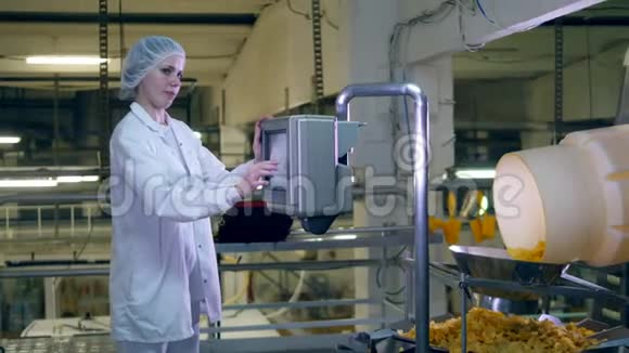 女工人正在薯片生产装置安装设备视频的预览图