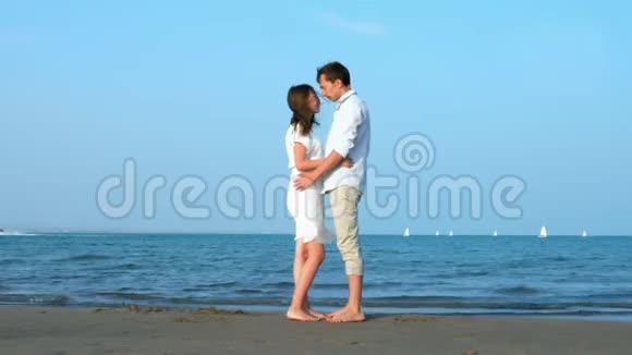 度假情侣在海滩浪漫牵手接吻视频的预览图