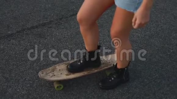 滑板运动员的腿骑滑板视频的预览图