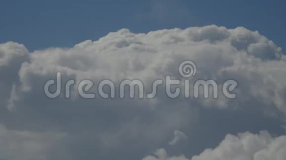 云在30000英尺处运动视频的预览图
