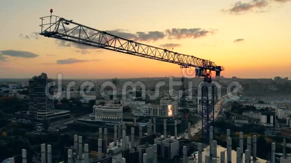 日落时用起重机建造高层建筑视频的预览图