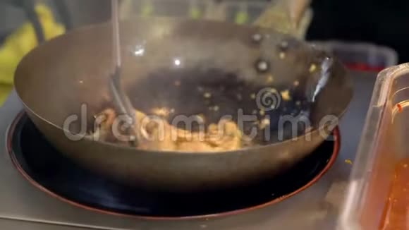 厨师用平底锅煎出细条食物视频的预览图