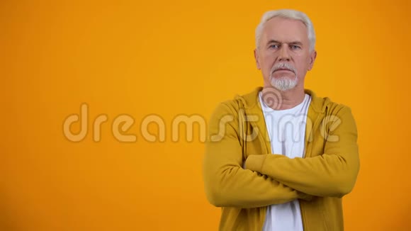 老人摸着下巴在橙色背景下思考决策视频的预览图