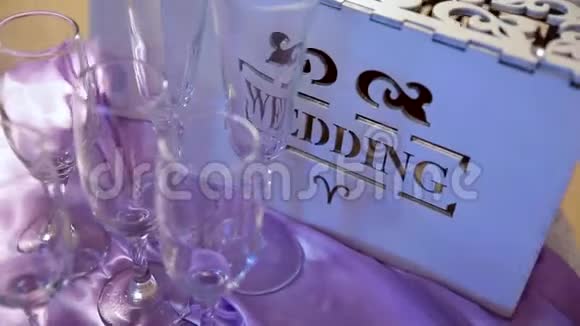 结婚祝福和钱的盒子视频的预览图
