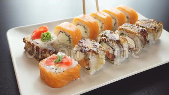 寿司卷在盘子上熟悉日本料理视频的预览图