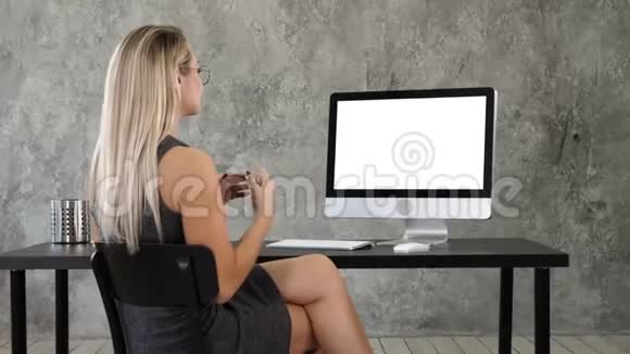 视频通话会议聊天交流理念办公室里的女士在和电脑上的人说话白色显示器视频的预览图