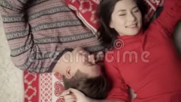 可爱的一对相爱的夫妇享受圣诞节头对头躺着上景关系家庭圣诞节新年假日视频的预览图