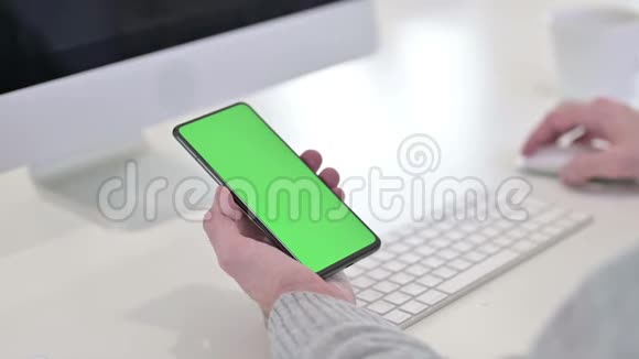 使用绿色锁屏智能手机的特写视频的预览图