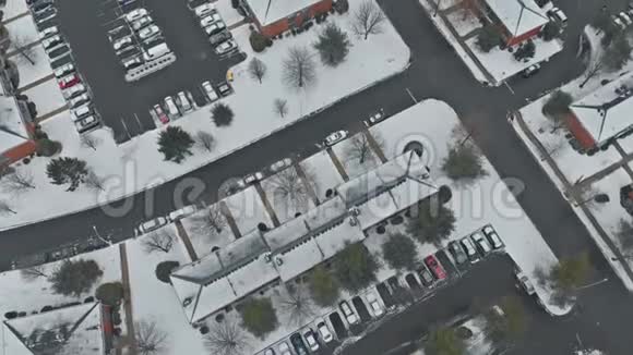 空中无人机镜头低飞而房子和街道被雪覆盖视频的预览图