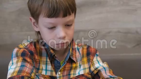 男孩在咖啡馆里吃热狗视频的预览图