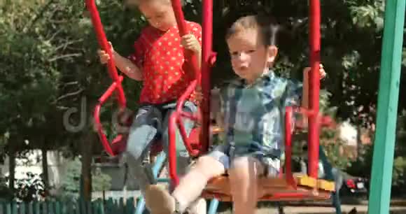 快乐的姐姐和哥哥骑在秋千上快乐的童年暑假视频的预览图